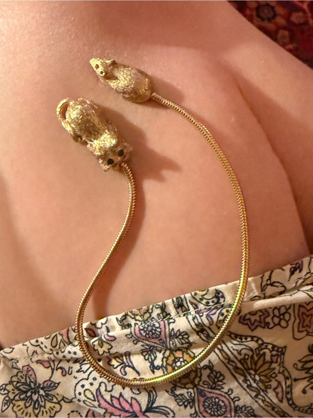 Gold-Tone Mouse Pendant sweater clasper - Elegant Women's Jewelry